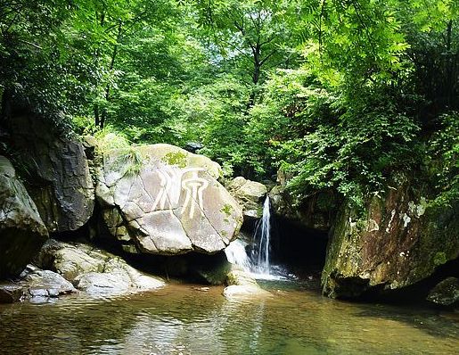 峡谷溪水